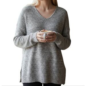 AMERICAN EAGLE OUTFITTERS GRAY, WHITE, & METALLIC SILVER SWEATER SZ.S EUC.